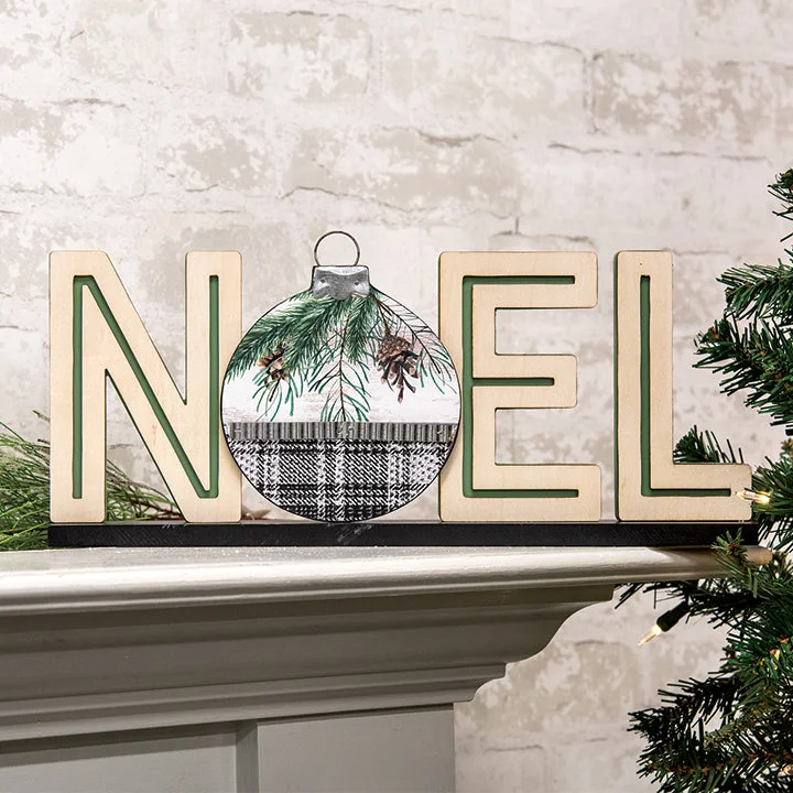 Christmas Wreath Noel w/Ornament on Base